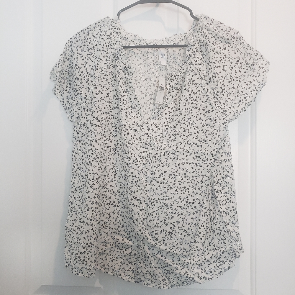 NWT GAP floral print flutter sleeve split neck top size S